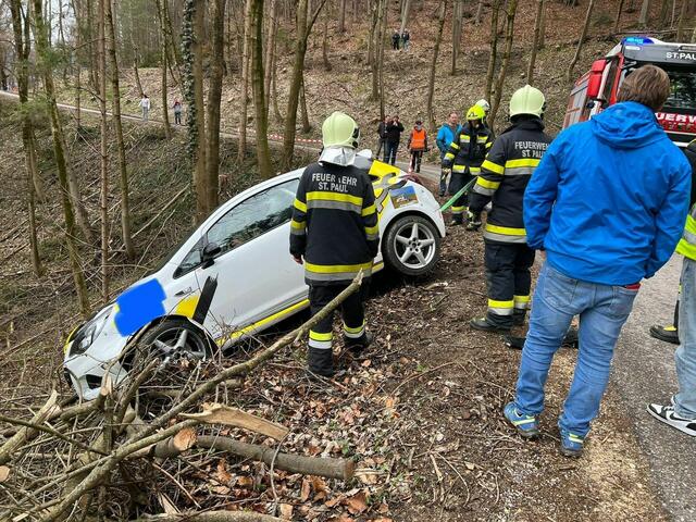 Das Fahrzeug drohte über einen steilen Abhang zu stürzen.  | Foto: FF St. Paul