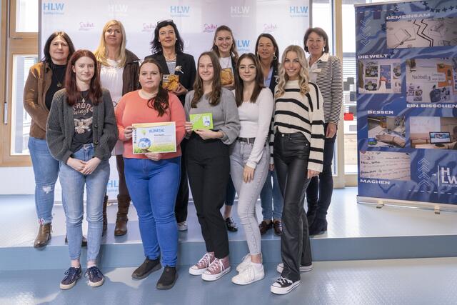 Die Gewinnerklasse (3. Maturaaufbaulehrgang) mit Sponsoren und Teamcoach Prof. Edith Rainer

Hauptpreis 100,- für die Klassenkasse ! | Foto: © hlwspittal 2023 (Krämmer)