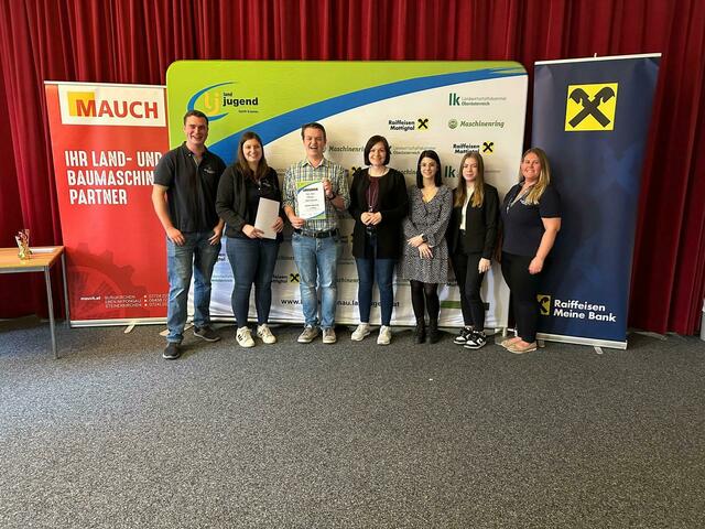 Spontanrede über 18 – 4. Platz Hannes Stadler (Landjugend Handenberg)
v.l.n.r.: Bezirksleiter Fabian Beinhundner, Bezirksleiterin Julia Grill, Hannes Stadler, Bezirksbäuerin Christina Huber, Vertreterinnen der Raiffeisenbank Valentina Holzleitner und Lisa Schinwald, ehemalige Bezirksleiterin Sandra Gaisbauer
 | Foto: Bezirkslandjugend Braunau