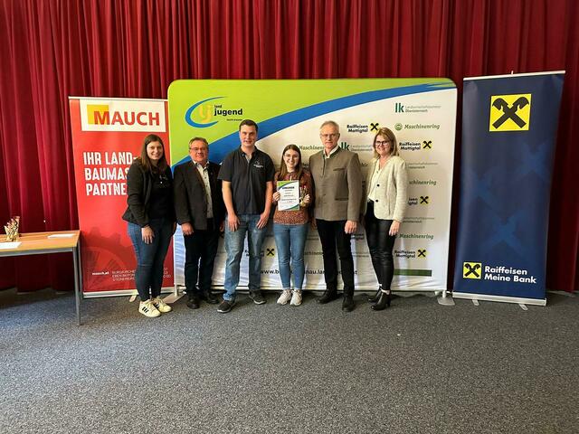 Vorbereitete Rede über 18 – 1. Platz Julia Hatheier (Landjugend Neukirchen)
v.l.n.r.: Bezirksleiterin Julia Grill, Neukirchner Bürgermeister Mag. Johann Prillhofer, Bezirksleiter Fabian Beinhundner, Julia Hatheier, BBK-Obmann Bundesrat Ferdinand Tiefnig, LAbg. Gabriele Knauseder
 | Foto: Bezirkslandjugend Braunau