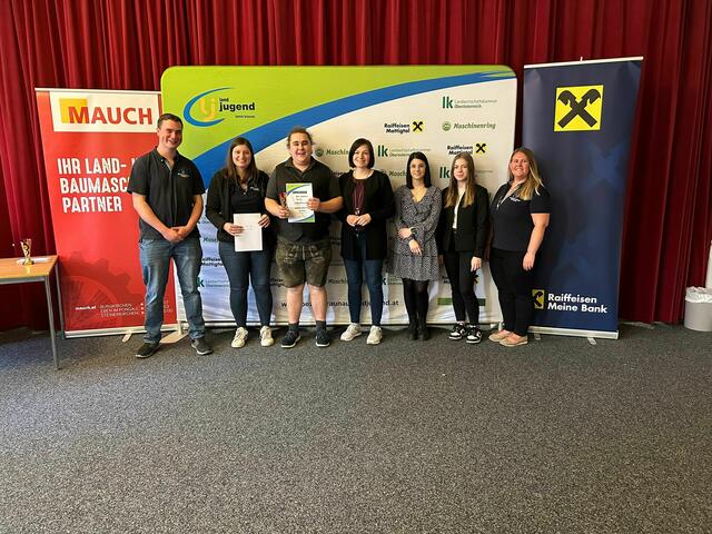 Spontanrede unter 18 – 2. Platz Adrian Eidenhammer (Landjugend Perwang)
v.l.n.r.: Bezirksleiter Fabian Beinhundner, Bezirksleiterin Julia Grill, Adrian Eidenhammer, Bezirksbäuerin Christina Huber, Vertreterinnen der Raiffeisenbank Valentina Holzleitner und Lisa Schinwald, ehemalige Bezirksleiterin Sandra Gaisbauer
 | Foto: Bezirkslandjugend Braunau