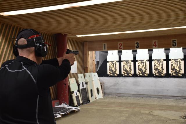 Auf Distanzen zwischen 3 und 25 Metern werden bei den Kurzprogrammen des PPC1500 mit der Faustfeuerwaffe Wettkämpfe mit 30 Schuss bzw. 48 Schuss absolviert. | Foto: Susanne Paar, TLSB