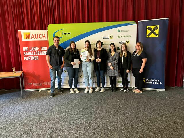 Spontanrede über 18 – 2. Platz Annika Zwinger (Landjugend Handenberg)
v.l.n.r.: Bezirksleiter Fabian Beinhundner, Bezirksleiterin Julia Grill, Annika Zwinger, Bezirksbäuerin Christina Huber, Vertreterinnen der Raiffeisenbank Valentina Holzleitner und Lisa Schinwald, ehemalige Bezirksleiterin Sandra Gaisbauer
 | Foto: Bezirkslandjugend Braunau