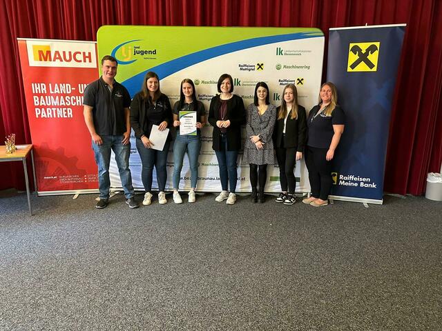 Spontanrede unter 18 – 5. Platz Lea Hofbauer (Landjugend Neukirchen)
v.l.n.r.: Bezirksleiter Fabian Beinhundner, Bezirksleiterin Julia Grill, Lea Hofbauer, Bezirksbäuerin Christina Huber, Vertreterinnen der Raiffeisenbank Valentina Holzleitner und Lisa Schinwald, ehemalige Bezirksleiterin Sandra Gaisbauer
 | Foto: Bezirkslandjugend Braunau