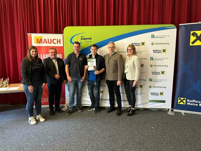 Vorbereitete Rede unter 18 - 1. Platz Michael Nolden (Landjugend Handenberg) 
v.l.n.r.: Bezirksleiterin Julia Grill, Neukirchner Bürgermeister Mag. Johann Prillhofer, Bezirksleiter Fabian Beinhundner, Michael Nolden, BBK-Obmann Bundesrat Ferdinand Tiefnig, LAbg. Gabriele Knauseder
 | Foto: Bezirkslandjugend Braunau