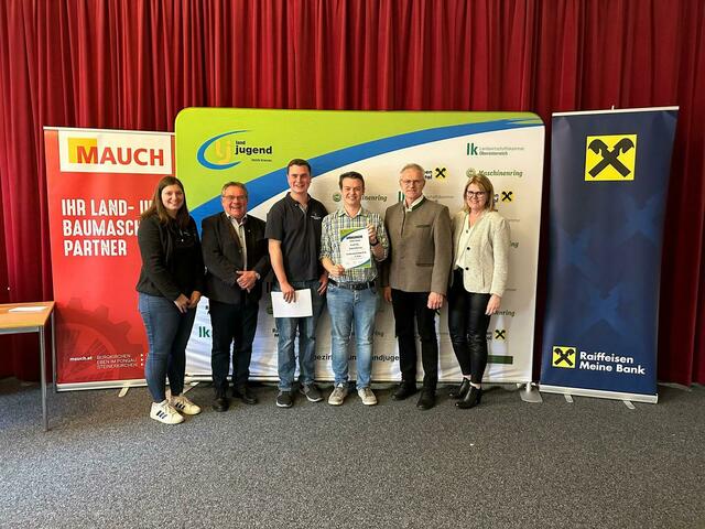 Vorbereitete Rede über 18 – 4. Platz Hannes Stadler (Landjugend Handenberg)
v.l.n.r.: Bezirksleiterin Julia Grill, Neukirchner Bürgermeister Mag. Johann Prillhofer, Bezirksleiter Fabian Beinhundner, Hannes Stadler, BBK-Obmann Bundesrat Ferdinand Tiefnig, LAbg. Gabriele Knauseder
 | Foto: Bezirkslandjugend Braunau