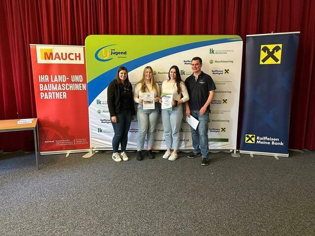 Neues Sprachrohr – 2. Platz Johanna Beinhundner, Annika Zwinger (Landjugend Handenberg 1)
v.l.n.r.: Bezirksleiterin Julia Grill, Johanna Beinhundner, Annika Zwinger, Bezirksleiter Fabian Beinhundner
 | Foto: Bezirkslandjugend Braunau