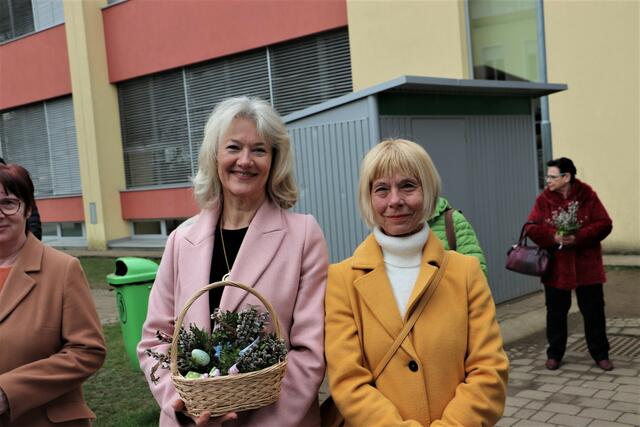 Schauspielerin, Regisseurin und Initiatorin der Theaterrunde Kalsdorf Elfi Greiner (re) bei der Palmweihe | Foto: Edith Ertl