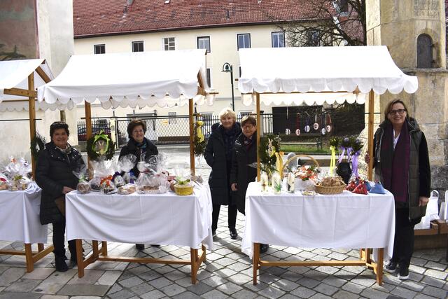 Die Bürgerfrauen der Abstimmungsstadt Völkermarkt haben auch wieder ihren Osterbasar vor der Stadtpfarrkirche St. Magdalena gestaltet – mit vielen selbstgebackenen Köstlichkeiten und Dekorationen.
