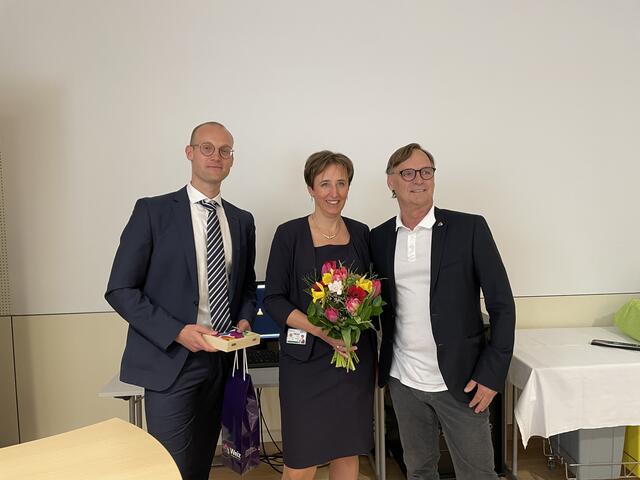 Der Weizer Bürgermeister Erwin Eggenreich (re.) gratulierte dem neuen Betriebsdirektor Manfred Kocever (li.) und der neuen Pflegedirektorin Johanna Mandl (Mi.). | Foto: RegionalMedien Steiermark/Barbara Vorraber