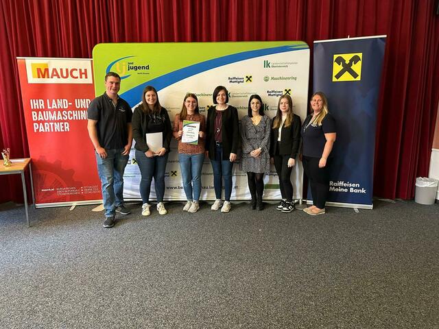Spontanrede über 18 – 5. Platz Julia Hatheier (Landjugend Neukirchen)
v.l.n.r.: Bezirksleiter Fabian Beinhundner, Bezirksleiterin Julia Grill, Julia Hatheier, Bezirksbäuerin Christina Huber, Vertreterinnen der Raiffeisenbank Valentina Holzleitner und Lisa Schinwald, ehemalige Bezirksleiterin Sandra Gaisbauer
 | Foto: Bezirkslandjugend Braunau