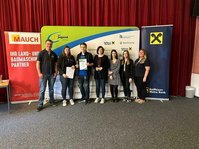 Spontanrede unter 18 – 3. Platz Michael Nolden (Landjugend Handenberg)
v.l.n.r.: Bezirksleiter Fabian Beinhundner, Bezirksleiterin Julia Grill, Michael Nolden, Bezirksbäuerin Christina Huber, Vertreterinnen der Raiffeisenbank Valentina Holzleitner und Lisa Schinwald, ehemalige Bezirksleiterin Sandra Gaisbauer
 | Foto: Bezirkslandjugend Braunau