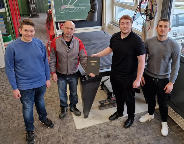 Florian Mayer, Betreuer BEd Werner Moser, Deniz Homoras und Vladislav Dorogan bei der Übergabe der Abschlussarbeit  | Foto: HTL Pinkafeld