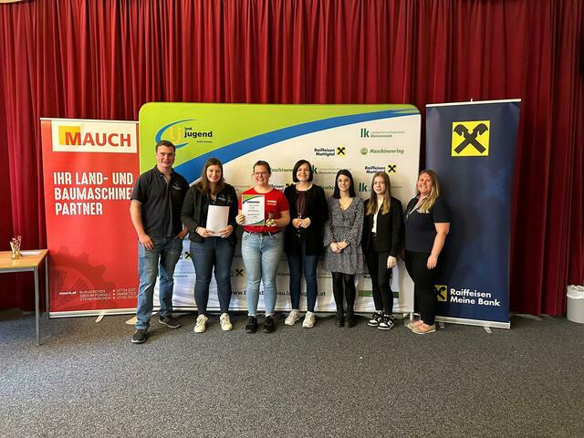 Spontanrede über 18 – 3. Platz Maria Weilbuchner (Landjugend Tarsdorf)
v.l.n.r.: Bezirksleiter Fabian Beinhundner, Bezirksleiterin Julia Grill, Maria Weilbuchner, Bezirksbäuerin Christina Huber, Vertreterinnen der Raiffeisenbank Valentina Holzleitner und Lisa Schinwald, ehemalige Bezirksleiterin Sandra Gaisbauer
 | Foto: Bezirkslandjugend Braunau