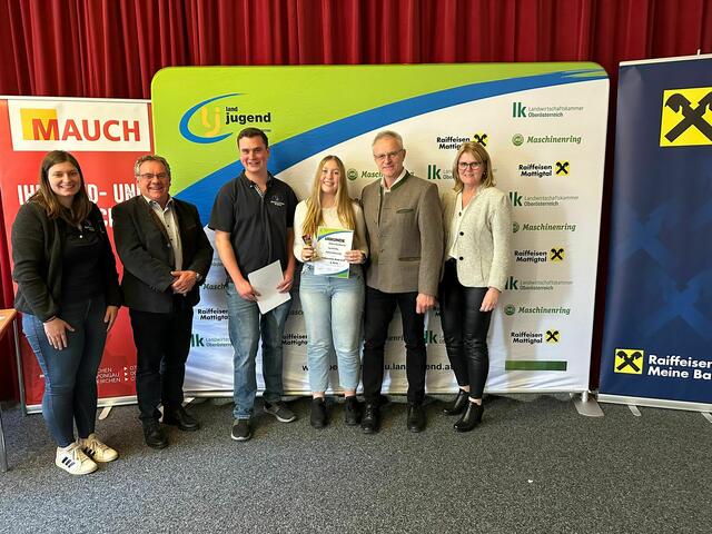 Vorbereitete Rede unter 18 - 3. Platz Johanna Beinhundner (Landjugend Handenberg) 
v.l.n.r.: Bezirksleiterin Julia Grill, Neukirchner Bürgermeister Mag. Johann Prillhofer, Bezirksleiter Fabian Beinhundner, Johanna Beinhundner, BBK-Obmann Bundesrat Ferdinand Tiefnig, LAbg. Gabriele Knauseder
 | Foto: Bezirkslandjugend Braunau