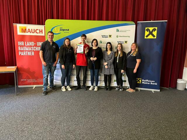 Spontanrede unter 18 – 1. Platz Felix Auer (Landjugend Tarsdorf)
v.l.n.r.: Bezirksleiter Fabian Beinhundner, Bezirksleiterin Julia Grill, Felix Auer, Bezirksbäuerin Christina Huber, Vertreterinnen der Raiffeisenbank Valentina Holzleitner und Lisa Schinwald, ehemalige Bezirksleiterin Sandra Gaisbauer
 | Foto: Bezirkslandjugend Braunau