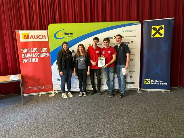 Neues Sprachrohr – 5. Platz Eva und Martin Brunner, Felix Auer (Landjugend Tarsdorf 2)
v.l.n.r.: Bezirksleiterin Julia Grill, Eva Brunner, Felix Auer, Martin Brunner, Bezirksleiter Fabian Beinhundner
 | Foto: Bezirkslandjugend Braunau