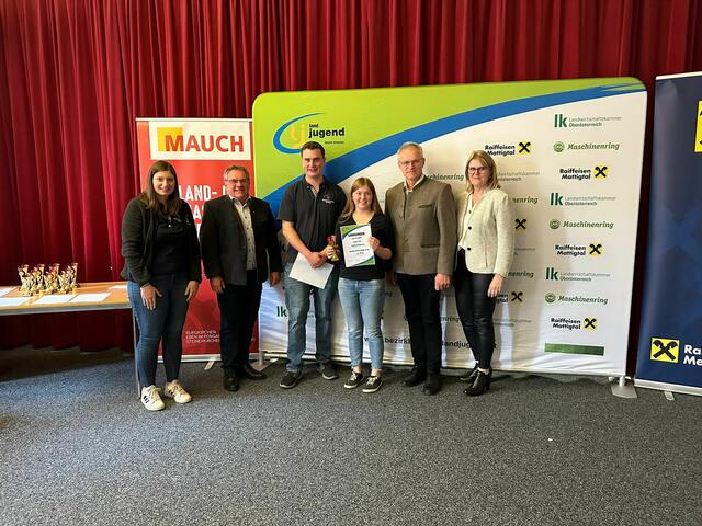 Vorbereitete Rede unter 18 – 2. Platz Anja Kupfner (Landjugend Neukirchen) 
v.l.n.r.: Bezirksleiterin Julia Grill, Neukirchner Bürgermeister Mag. Johann Prillhofer, Bezirksleiter Fabian Beinhundner, Anja Kupfner, BBK-Obmann Bundesrat Ferdinand Tiefnig, LAbg. Gabriele Knauseder
 | Foto: Bezirkslandjugend Braunau