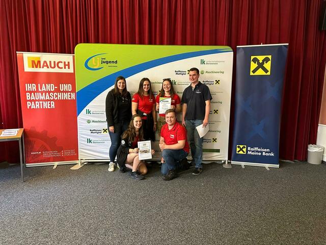 Neues Sprachrohr – 3. Platz Melanie Spitzwieser, Katharina und Daniela Auer, Tobias Helmberger (Landjugend Tarsdorf 1)
Oben v.l.n.r.: Bezirksleiterin Julia Grill, Melanie Spitzwieser, Katharina Auer, Bezirksleiter Fabian Beinhundner
Unten v.l.n.r.: Daniela Auer, Tobias Helmberger
 | Foto: Bezirkslandjugend Braunau