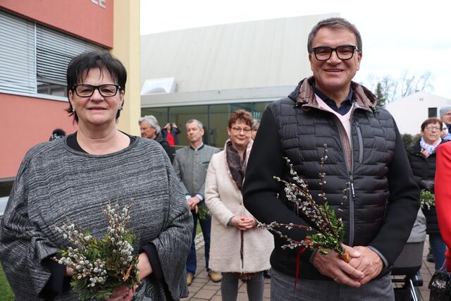 Gemeindevorstand Almuth Huderz-Thümel und Kultur-GR Sepp Zirkl sowie zahlreiche Gemeinderäte nahmen an der Palmweihe teil. | Foto: Edith Ertl