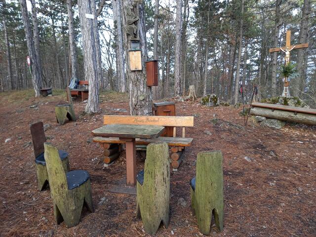 Auf dem Vorderen Lindkogel, ... hier hat Roman einen Rastplatz mit besonders vielen Sitzmöglichkeiten geschaffen ...

 | Foto: Walter Fuchs