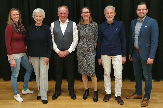 Das neue Team mit Präsidentin Karin Aichholzer (4.v.l.)