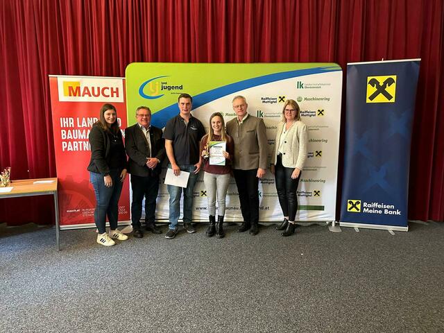 Vorbereitete Rede über 18 – 2. Platz Lisa Polland (Landjugend Neukirchen)
v.l.n.r.: Bezirksleiterin Julia Grill, Neukirchner Bürgermeister Mag. Johann Prillhofer, Bezirksleiter Fabian Beinhundner, Lisa Polland, BBK-Obmann Bundesrat Ferdinand Tiefnig, LAbg. Gabriele Knauseder
 | Foto: Bezirkslandjugend Braunau