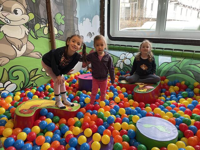 Nina, Caro und Julia freuten sich über die vielen Spielemöglichkeiten | Foto: RegionalMedien