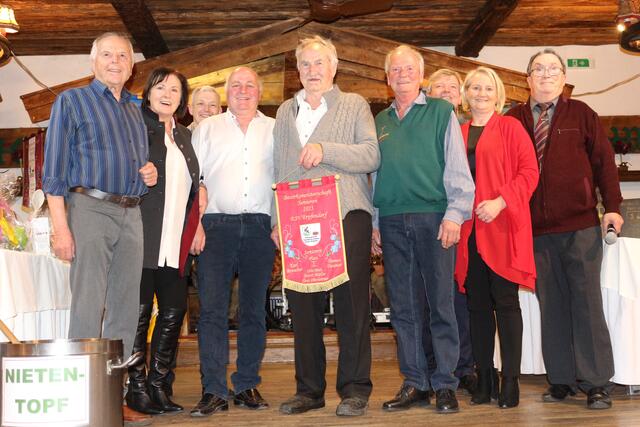Das Senioren Siegerteam mit den Offiziellen; vl. Karl Ronacher, Anton Oberleitner, Thomas Daxauer, Otto Mols; nicht im Bild Horst Müller, mit den Gratulanten vl. Gemeinderat  Maria Braito, Gemeinderat Michael Jöchl, Bürgermeister Hans Schweigkofler, Frau Landtagsabgeordnete Claudia Hagsteiner und Bezirksobmann Andi Aberger | Foto: Sabine Trabi, Brigitte Müller und Andi Aberger