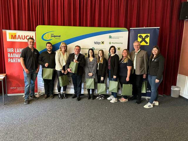 Jury
v.l.n.r.: Bezirksleiter Fabian Beinhundner, Johannes Schuiki (BZV), LAbg. Gabriele Knauseder, Neukirchner Bürgermeister Mag. Johann Prillhofer, Vertreterinnen der Raiffeisenbank Valentina Holzleitner und Lisa Schinwald, Bezirksbäuerin Christina Huber, ehemalige Bezirksleiterin Sandra Gaisbauer, BBK-Obmann Bundesrat Ferdinand Tiefnig, Bezirksleiterin Julia Grill
 | Foto: Bezirkslandjugend Braunau