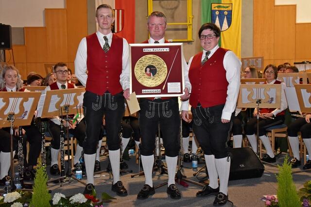 Obmann Sebsatian Kargl und Stabführerin Elisabeth Braid bei der Übergabe des Erinnerungsgeschenkes an Kapellmeister Franz Hois. | Foto: Alois Braid
