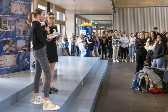 Die Moderatorinnen der 4AHW, Chiara Thaler und Sophia Müller,  begeisterten mehr als 300 anwesenden Schülerinnen und Schüler und nahmen die Preisverleihung vor. 
 | Foto: © hlwspittal 2023 (Krämmer)