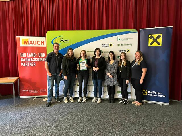 Spontanrede über 18 – 1. Platz Julia Pemwieser (Landjugend Gilgenberg)
v.l.n.r.: Bezirksleiter Fabian Beinhundner, Bezirksleiterin Julia Grill, Julia Pemwieser, Bezirksbäuerin Christina Huber, Vertreterinnen der Raiffeisenbank Valentina Holzleitner und Lisa Schinwald, ehemalige Bezirksleiterin Sandra Gaisbauer
 | Foto: Bezirkslandjugend Braunau