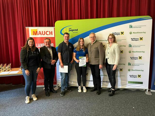 Vorbereitete Rede unter 18 - 3. Platz Simone Spitzwieser (Landjugend Handenberg) 
v.l.n.r.: Bezirksleiterin Julia Grill, Neukirchner Bürgermeister Mag. Johann Prillhofer, Bezirksleiter Fabian Beinhundner, Simone Spitzwieser, BBK-Obmann Bundesrat Ferdinand Tiefnig, LAbg. Gabriele Knauseder
 | Foto: Bezirkslandjugend Braunau