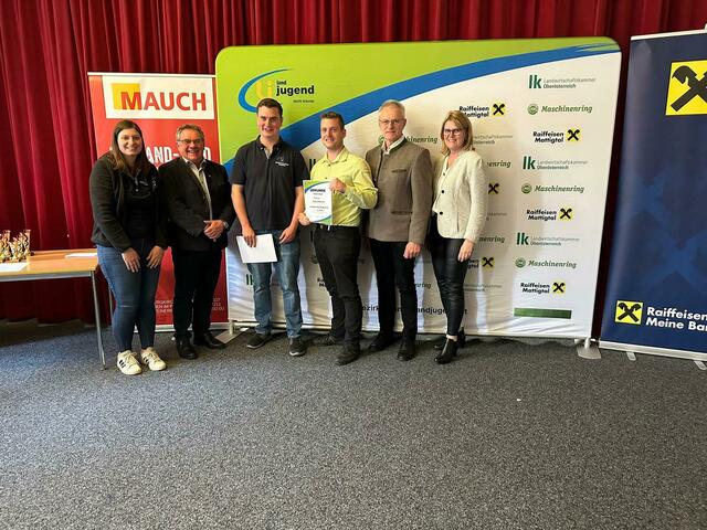Vorbereitete Rede über 18 – 5. Platz Stefan Wengler (Landjugend Franking)
v.l.n.r.: Bezirksleiterin Julia Grill, Neukirchner Bürgermeister Mag. Johann Prillhofer, Bezirksleiter Fabian Beinhundner, Stefan Wengler, BBK-Obmann Bundesrat Ferdinand Tiefnig, LAbg. Gabriele Knauseder
 | Foto: Bezirkslandjugend Braunau