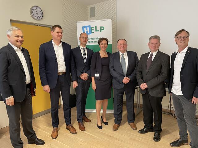 Die KAGes-Vorstände Gerhard Stark und Ulf Drabek, Betriebsdirektor Manfred Kocever, Pflegedirektorin Johanna Mandl, Ärztlicher Direktor Primarius Gerhard Zischka, Bezirkshauptmann Heinz Schwarzbeck, Bürgermeister Erwin Eggenreich. | Foto: RegionalMedien Steiermark/Barbara Vorraber