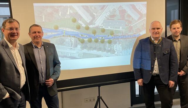 Isar-Vibes am Brauereispitz: Bürgermeister Bernhard Zwielehner, Vizebürgermeister Peter Stummer, Vizebürgermeister Thomas Dim und Umwelt-Stadtrat Lukas Oberwagner mit einer Visualisierung des geplanten Projekts. | Foto: BRS/Wagnermaier