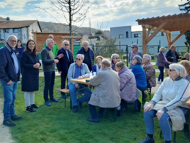 Geschäftsführender Gemeinderat Johann Müllner, Vizebürgermeisterin Ulrike Fischer, Gemeinderat Flip Maas, Bürgermeister Maximilian Titz und Geschäftsführender Gemeinderat Alfred Stachelberger bei der Eröffnungsrede sowie viele weitere BesucherInnen. | Foto: NÖ.Regional/Hellmann