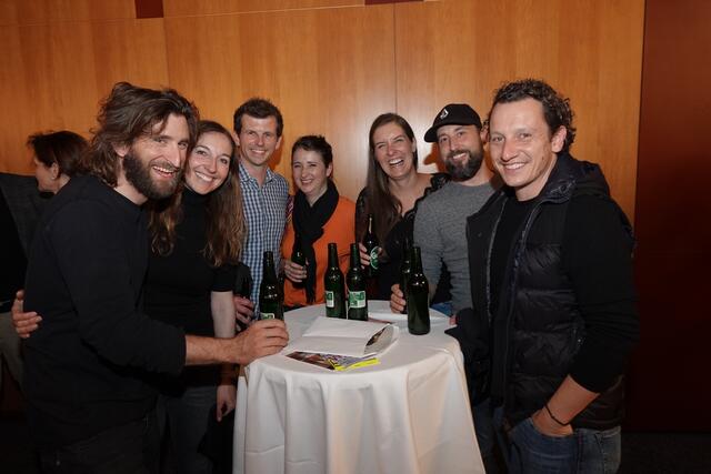 Lustig ging es auch bei dieser Gruppe zu, die die Pause nutzte und sich im Merchandise-Bereich ordentlich mit T-Shirt und Co. eindeckte. | Foto: Michael Blinzer