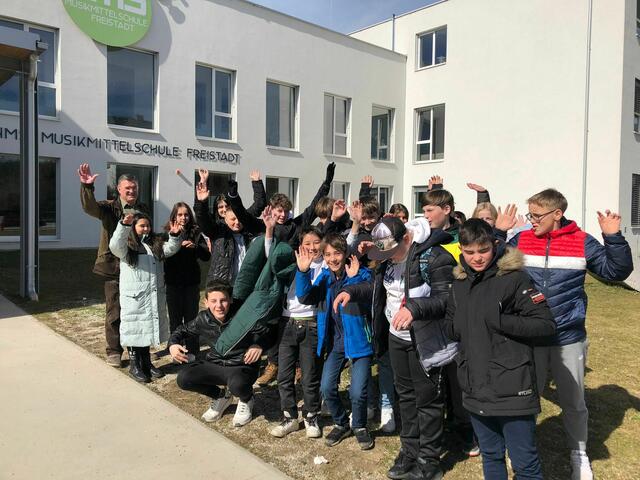 Franz Auinger erklärte den Kindern den Einfluss des Klimawandels, zeigte die Schäden des Borkenkäfers auf und wies auf und Tierspuren im Wald hin.  | Foto: MMS Freistadt