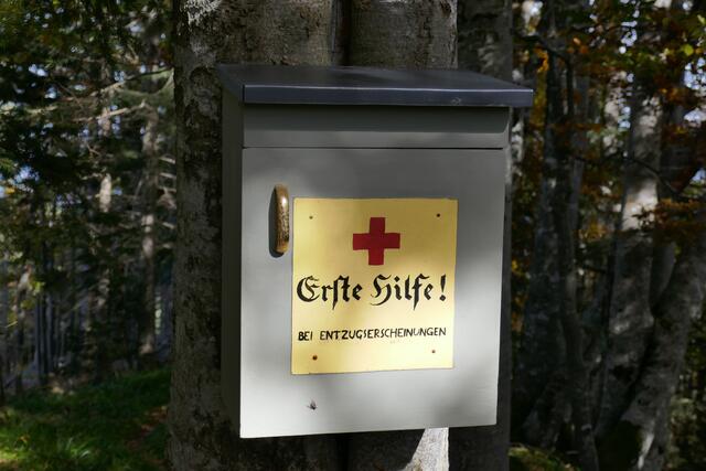 Der legendäre Erste-Hilfe-Kasten am Gipfel der Gurlspitze enthält Hochprozentiges.  | Foto: Thomas Neuhold