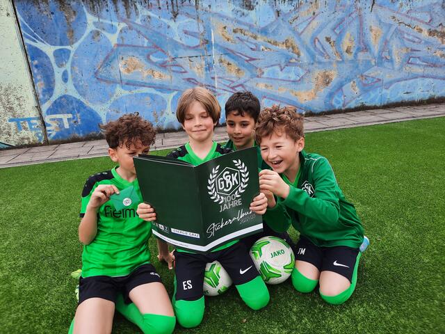Mit einem Stickeralbum begeht der Sportklub seinen "100er". | Foto: GSC