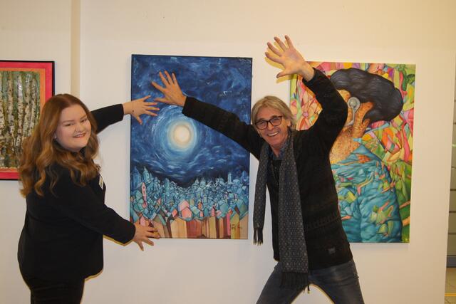 Moderatorin Christina Posch und Künstler Andreas Jettel freuen sich über die gelungene Vernissage.  Foto: Robert Kalss