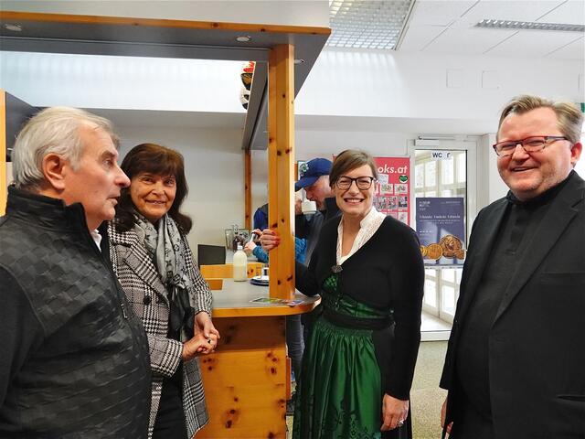 Die Eröffnung wurde mit zahlreichen Ehrengästen gefeiert.