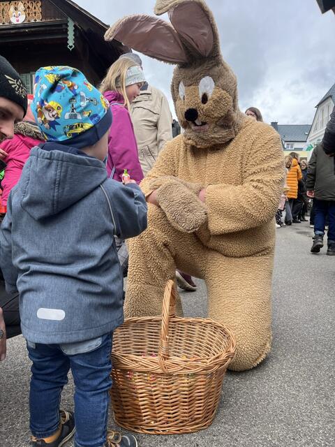 Der Star bei den kleinen Besuchern des Osterhasenkirtags ist der "echte Osterhase" | Foto: Gemeinde Fischbach