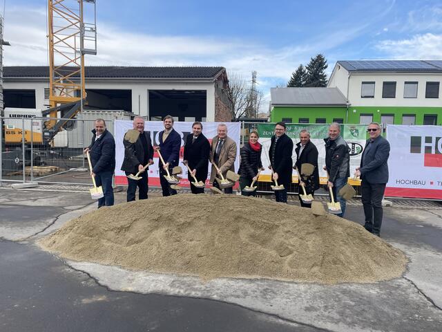 Der Spatenstich ist erfolgt. Die Umbauarbeiten für 3,7 Millionen Euro in der Straßenmeisterei Feldbach dauern bis September. | Foto: RegionalMedien