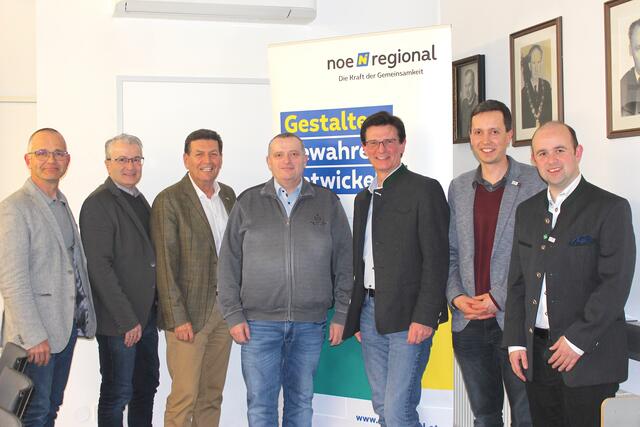 Martin Leuthner (Bürgermeister Straß im Straßertale), Christian Kopetzky (Bürgermeister Lengenfeld), Harald Leopold (Bürgermeister Langenlois), Heinrich Becker (Bürgermeister Hadersdorf-Kammern), Michael Strommer (Bürgermeister Schönberg am Kamp), Daniel Fries (Regionalberater, NÖ.Regional) und Christian Haider (Büroleiter Waldviertel, NÖ.Regional) | Foto: NÖ Regional