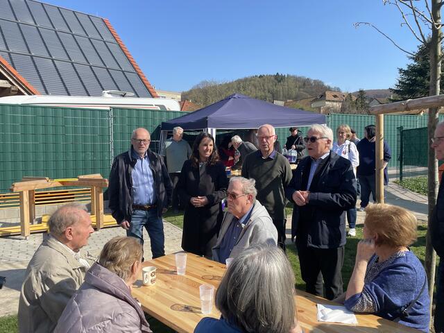 Geschäftsführender Gemeinderat Johann Müllner, Vizebürgermeisterin Ulrike Fischer, Gemeinderat Flip Maas und Bürgermeister Maximilian Titz bei der Eröffnungsrede sowie viele weitere Besucherinnen. | Foto: Victoria Edlinger