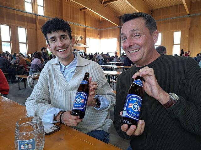 Alejandro und Gerwin aus Venezuela, bzw. Holland kamen extra zum Osterhasenkirtag und freuten sich über das steirische Bier.