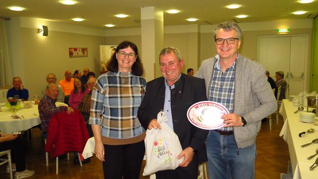 Bürgermeister Bernhard Karnthaler wurde ein Geschenk überreicht. | Foto: Verein Wildbienengarten